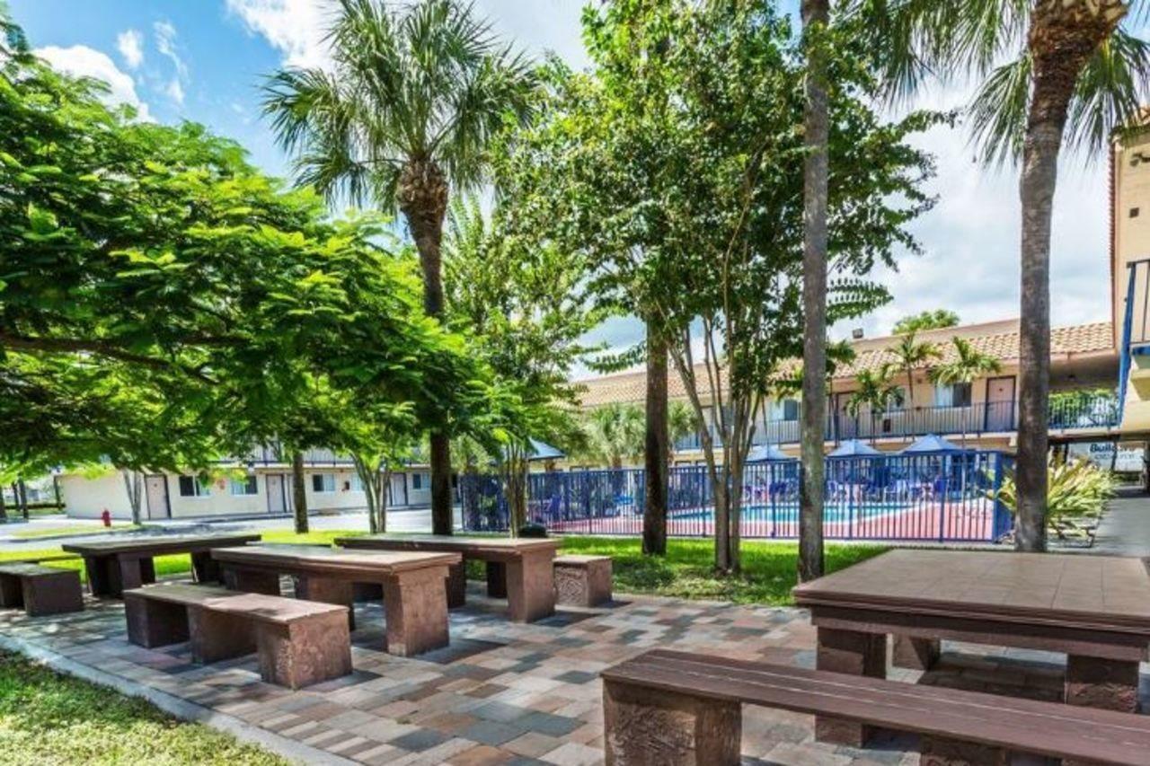 Motel 6 Riviera Beach Fl Экстерьер фото